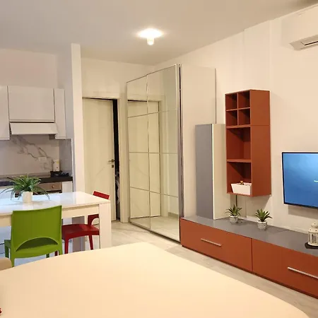 Looking 4 Charming With Courtyard On The Navigli *