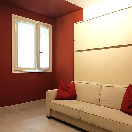 Looking 4 Charming With Courtyard On The Navigli Milan